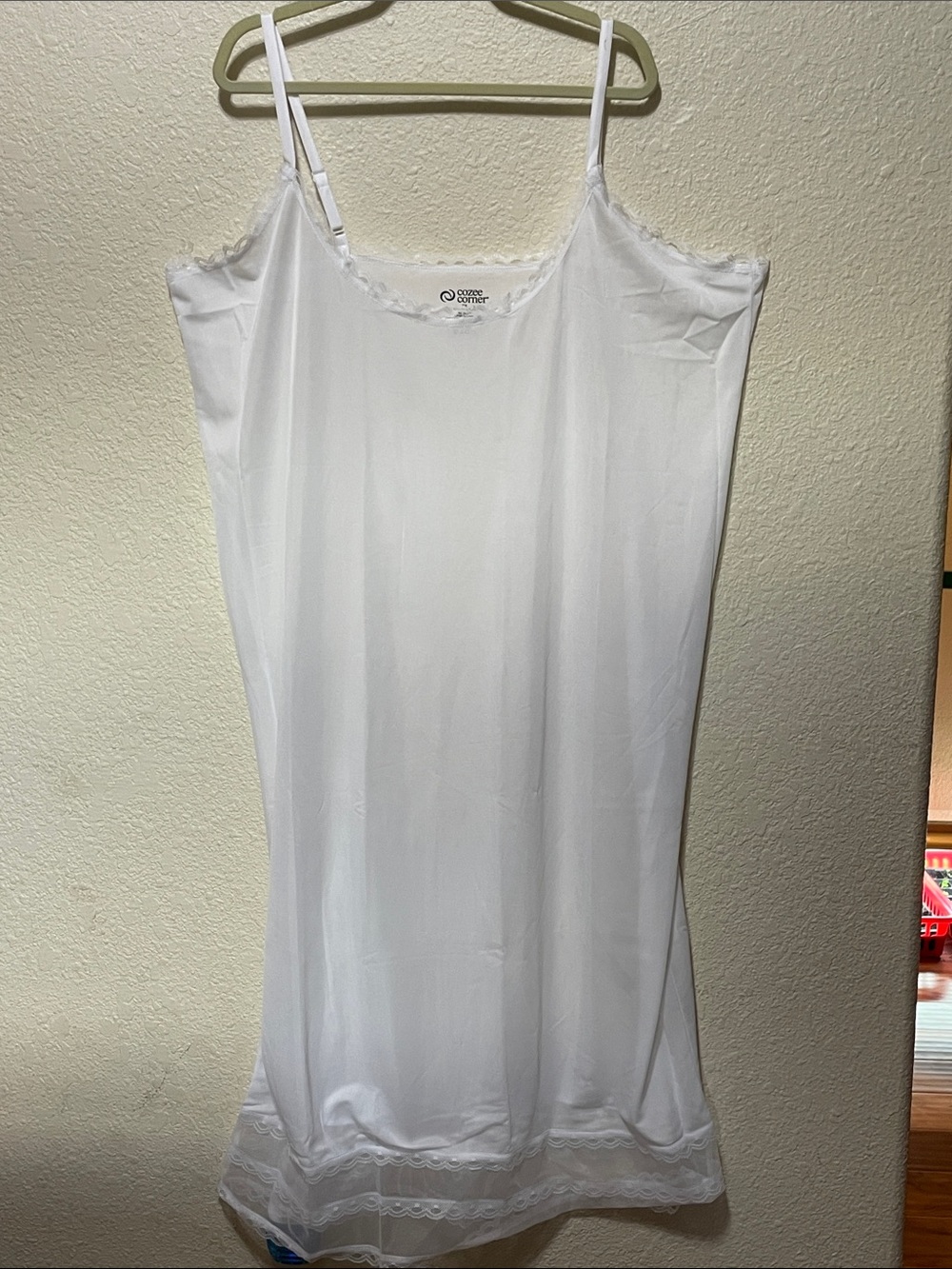 Cozee Corner Women's White Lace Trimmed Chemise. Very Good Condition. Size 2X.